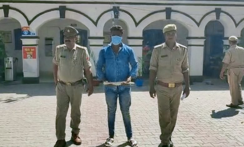 उझानी: पुलिस ने एक अभियुक्त तमंचा सहित गिरफ्तार उझानी: पुलिस ने एक अभियुक्त तमंचा सहित गिरफ्तार
