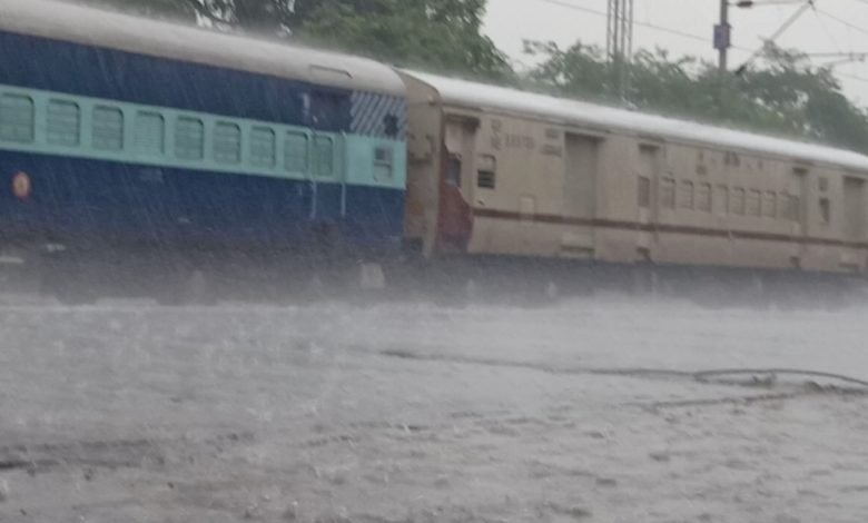 कासगंज: तेज हवाओं के साथ जोरदार बारिश, क्षेत्रीय किसानों में खुशी देखने को मिली कासगंज: तेज हवाओं के साथ जोरदार बारिश, क्षेत्रीय किसानों में खुशी देखने को मिली