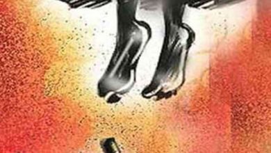 कासगंज:ढोलना में ग्रह कलेश के चलते महिला ने फांसी लगाकर की आत्महत्या।