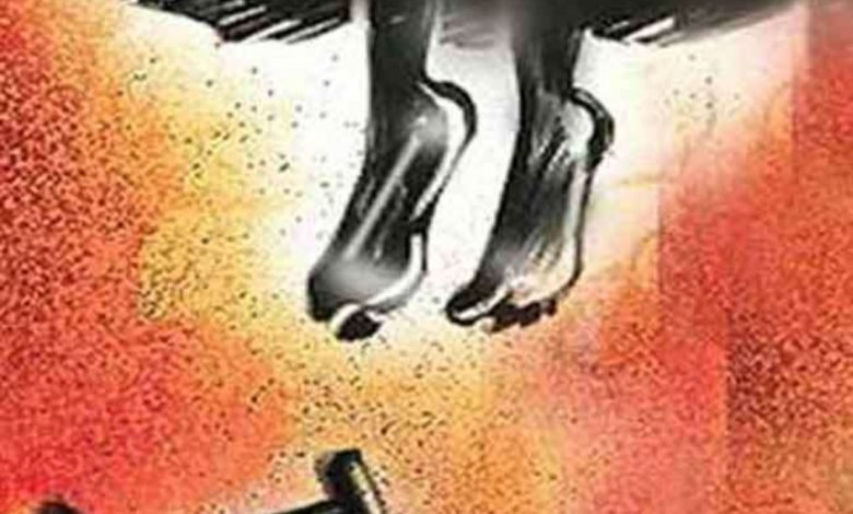 कासगंज:ढोलना में ग्रह कलेश के चलते महिला ने फांसी लगाकर की आत्महत्या।
