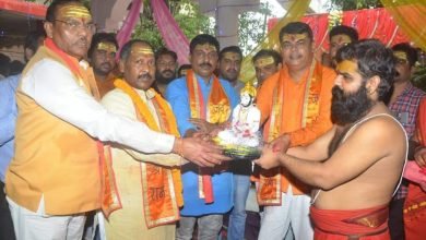 भिलाई:राज राजेश्वरी मंदिर में प्रदेश भाजपा संगठन महामंत्री पवन साय और बोल बंम सेवा एंव कल्याण समिति के अध्यक्ष दया सिहं ने पूजा अर्चना की