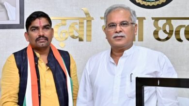 छत्तीसगढ़:भाजपा समर्थित जिला पंचायत सदस्य मोनू साहू काग्रेंस में शामिल मुख्यमंत्री भूपेश बघेल ने दिलाई सदस्यता