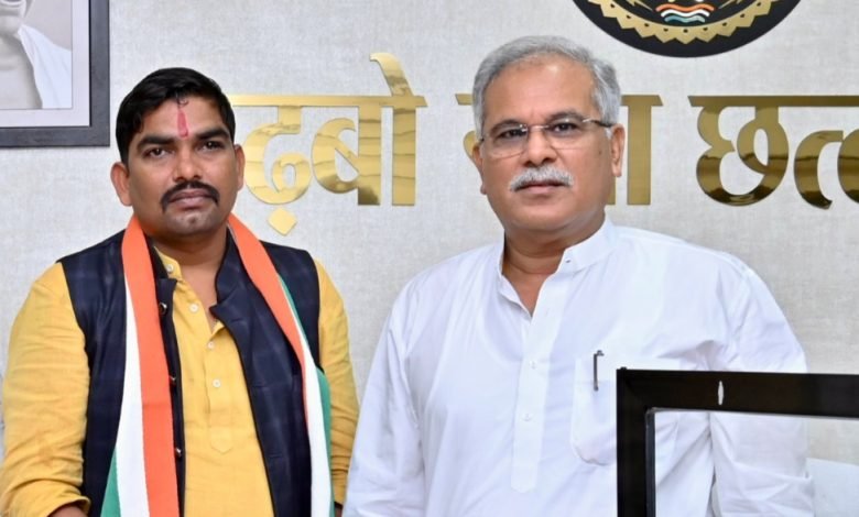 छत्तीसगढ़:भाजपा समर्थित जिला पंचायत सदस्य मोनू साहू काग्रेंस में शामिल मुख्यमंत्री भूपेश बघेल ने दिलाई सदस्यता छत्तीसगढ़:भाजपा समर्थित जिला पंचायत सदस्य मोनू साहू काग्रेंस में शामिल मुख्यमंत्री भूपेश बघेल ने दिलाई सदस्यता