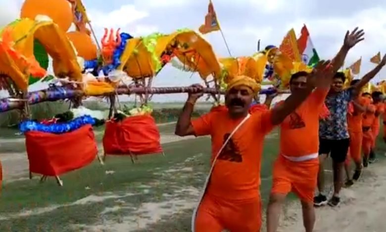 कासगंज :सोरों लहरा से 101 फुट लंबी कतार में निकलें कावड़िए कासगंज :सोरों लहरा से 101 फुट लंबी कतार में निकलें कावड़िए