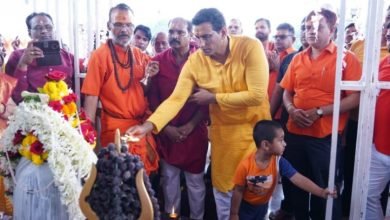 भिलाई: विधायक देवेंद्र यादव सहित सैकड़ों भक्तों ने बाबा भोलेनाथ की पूजा अर्चना की भक्ति में जमकर झूमें।