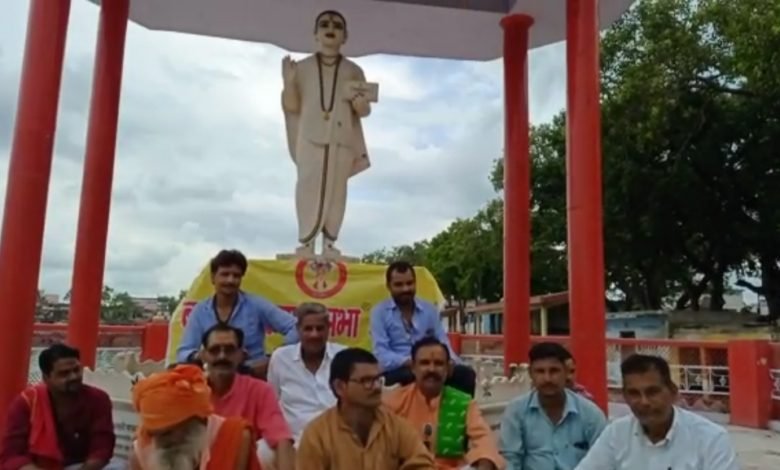 कासगंज: मुख्यमंत्री के ऑफिस ट्वीट के बाद तुलसी जन्म स्थान प्रकरण को लेकर ब्राह्मण कल्याण सभा ने दिया धरना,चलाया हस्ताक्षर अभियान सोरों के तुलसी पार्क पर 2 घंटे का दिया धरना कासगंज: मुख्यमंत्री के ऑफिस ट्वीट के बाद तुलसी जन्म स्थान प्रकरण को लेकर ब्राह्मण कल्याण सभा ने दिया धरना,चलाया हस्ताक्षर अभियान सोरों के तुलसी पार्क पर 2 घंटे का दिया धरना