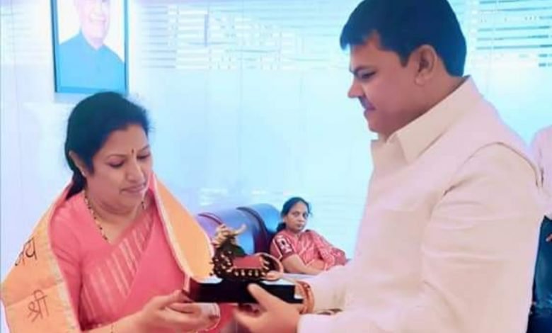 छत्तीसगढ़: भाजपा प्रदेश प्रभारी को समिति के अध्यक्ष दया सिहं ने भोले बाबा के प्रिय नंदी की छोटी प्रतिमा भेंट की