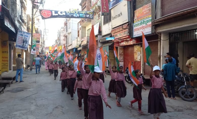 कासगंज: कासगंज में स्कूल के छात्र छात्राओं द्वारा निकली गई तिरंगा यात्रा,हर घर तिरंगा फहराने को किया जागरूक