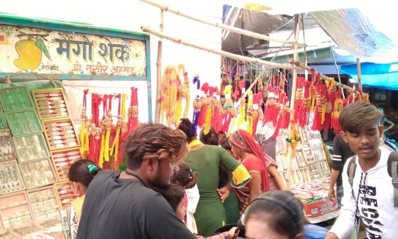 कासगंज: रक्षाबंधन के त्यौहार को लेकर विभिन्न स्थानों पर भारी भीडभाड देखने को मिली
