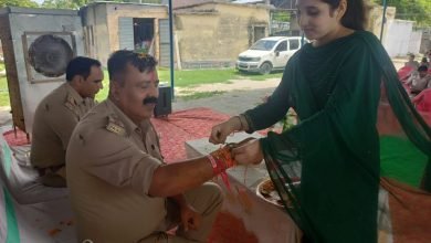 कासगंज: महिला उत्थान मंडल द्वारा पुलिसकर्मियों को बांधी राखी, सोरों के पर्यटन केंद्र पर हुआ कार्यक्रम का आयोजन