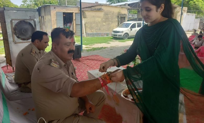 कासगंज: महिला उत्थान मंडल द्वारा पुलिसकर्मियों को बांधी राखी, सोरों के पर्यटन केंद्र पर हुआ कार्यक्रम का आयोजन