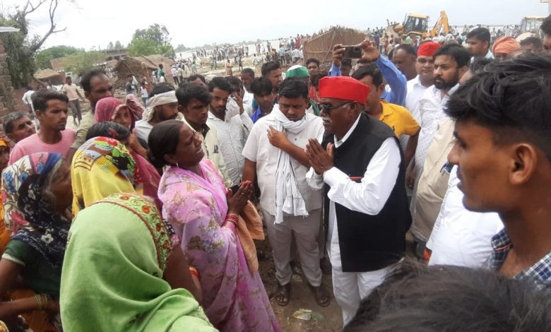 कासगंज: पटियाली के बरौना में गंगा कटान का जायजा लेने सपा जिलाध्यक्ष पूर्व सांसद कुंवर देवेंद्र सिंह यादव पहुंचे कासगंज: पटियाली के बरौना में गंगा कटान का जायजा लेने सपा जिलाध्यक्ष पूर्व सांसद कुंवर देवेंद्र सिंह यादव पहुंचे