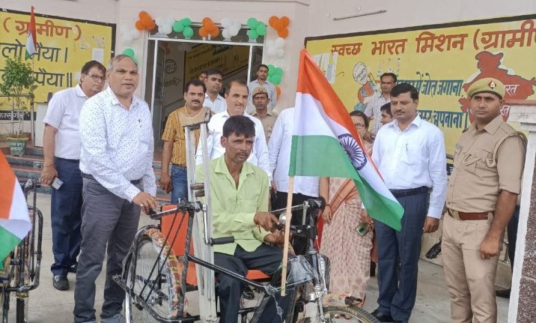 कासगंज: मुख्य विकास अधिकारी ने दिव्यांगजनों को वितरित कीं ट्राइसाइकिल कासगंज: मुख्य विकास अधिकारी ने दिव्यांगजनों को वितरित कीं ट्राइसाइकिल