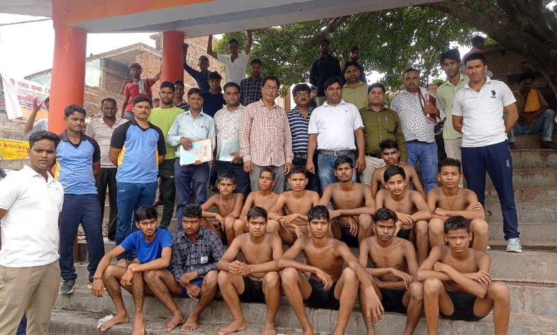 कासगंज: जनपद स्तरीय तैराकी प्रतियोगिता का आयोजन,तैराकी युवाओं की तारीफ की