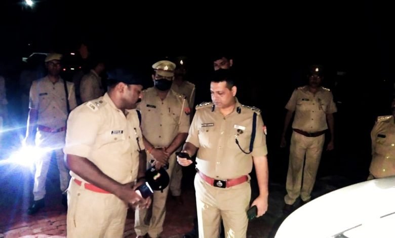 कासगंज: थाना प्रभारी की पत्नी ने सरकारी आवास में तमंचे से गोली मारकर की आत्महत्या,डीआईजी ने घटना स्थल का निरीक्षण किया