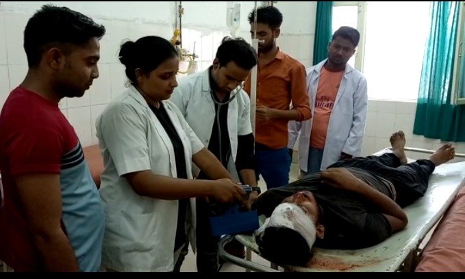 कासगंज: रोडवेज बस और बाइक की भिंड़त,बाइक सवार घायल, रेफर कासगंज: रोडवेज बस और बाइक की भिंड़त,बाइक सवार घायल, रेफर