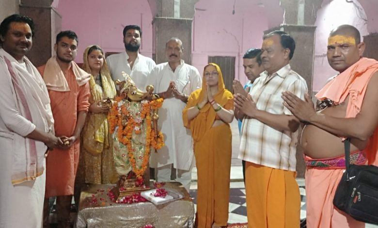 कासगंज: सोरों में वरिष्ठ अधिवक्ता ने वराह भगवान का किया अभिषेक कासगंज: सोरों में वरिष्ठ अधिवक्ता ने वराह भगवान का किया अभिषेक