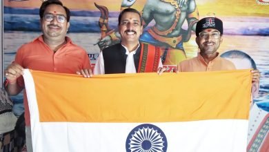 कासगंज: भाजपा सभासद अमित मिश्र ने राष्ट्रीय ध्वज बांट लोगों से किया हर घर तिंरगा फहराने का अनुरोध