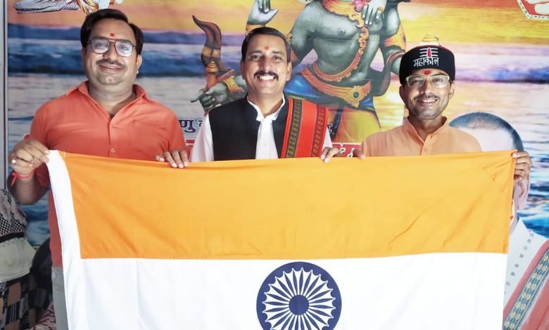 कासगंज: भाजपा सभासद अमित मिश्र ने राष्ट्रीय ध्वज बांट लोगों से किया हर घर तिंरगा फहराने का अनुरोध कासगंज: भाजपा सभासद अमित मिश्र ने राष्ट्रीय ध्वज बांट लोगों से किया हर घर तिंरगा फहराने का अनुरोध