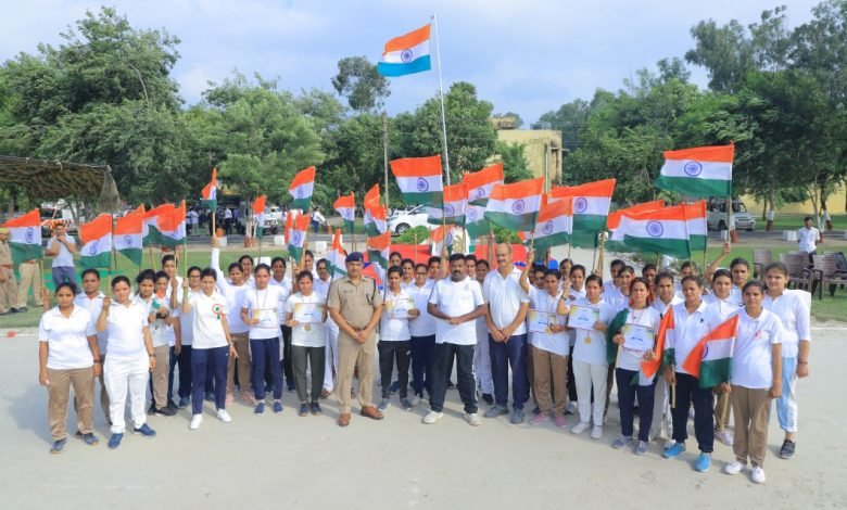 कासगंज: आजादी के अमृत महोत्सव पर पुलिस लाइन में महिलाओं की हाफ मैराथन दौड़ का आयोजन कासगंज: आजादी के अमृत महोत्सव पर पुलिस लाइन में महिलाओं की हाफ मैराथन दौड़ का आयोजन