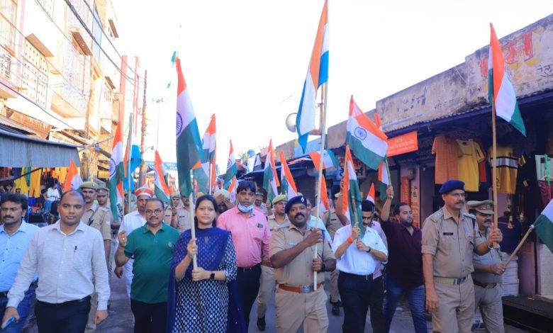 कासगंज: डीएम एसपी के नेतृत्व में आजादी अमृत महोत्सव समापन दिवस पर बैंड बाजों के साथ निकाली तिरंगा यात्रा कासगंज: डीएम एसपी के नेतृत्व में आजादी अमृत महोत्सव समापन दिवस पर बैंड बाजों के साथ निकाली तिरंगा यात्रा