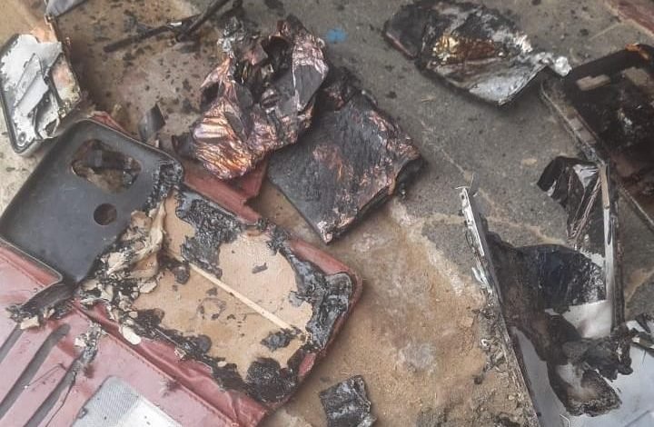 कासगंज: सहावर में मोबाइल हुआ हीट,मोबाइल में लगी आग हुआ धमाका आवाज सुनकर एकत्रित हुए ग्रामीण कासगंज: सहावर में मोबाइल हुआ हीट,मोबाइल में लगी आग हुआ धमाका आवाज सुनकर एकत्रित हुए ग्रामीण