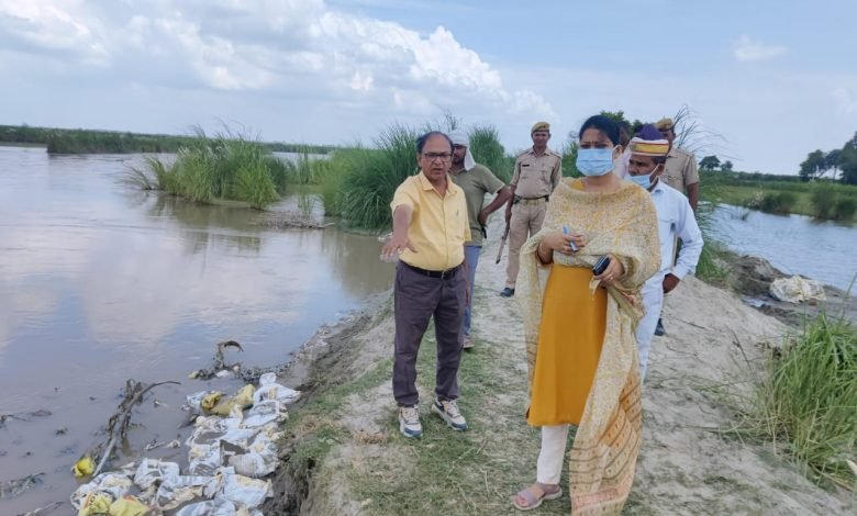 कासगंज:जिलाधिकारी ने गंगा किनारे शहबाजपुर दतलाना आसपास क्षेत्रों का किया निरीक्षण कासगंज:जिलाधिकारी ने गंगा किनारे शहबाजपुर दतलाना आसपास क्षेत्रों का किया निरीक्षण