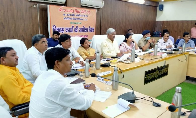 कासगंज: संसदीय कार्य एवं औद्योगिक विकास राज्यमंत्री ने की विकास एवं निर्माण कार्यों की समीक्षा,सरकार की मंशा के अनुसार पूरी ईमानदारी के साथ करें कार्य-जसवंत सिंह सैनी कासगंज: संसदीय कार्य एवं औद्योगिक विकास राज्यमंत्री ने की विकास एवं निर्माण कार्यों की समीक्षा,सरकार की मंशा के अनुसार पूरी ईमानदारी के साथ करें कार्य-जसवंत सिंह सैनी