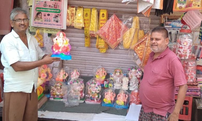कासगंज: अमांपुर में गणेश चतुर्थी को लेकर सज गए बाजार, घरों में विराजमान होंगी गणेश प्रतिमाएं कासगंज: अमांपुर में गणेश चतुर्थी को लेकर सज गए बाजार, घरों में विराजमान होंगी गणेश प्रतिमाएं