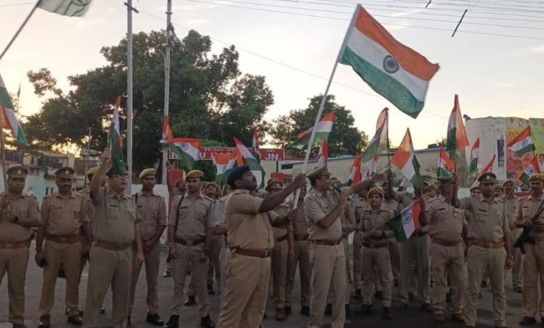 कासगंज: आजादी के अमृत महोत्सव के दौरान एसपी के नेतृत्व में सेंकडो पुलिस कर्मियों ने निकाली तिरंगा यात्रा कासगंज: आजादी के अमृत महोत्सव के दौरान एसपी के नेतृत्व में सेंकडो पुलिस कर्मियों ने निकाली तिरंगा यात्रा