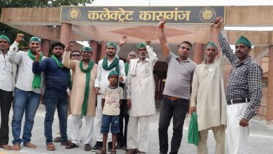 कासगंज: भारतीय किसान यूनियन टिकैत के कार्यकर्ताओं का अनिश्चितकालीन धरना दूसरे दिन भी जारी रहा