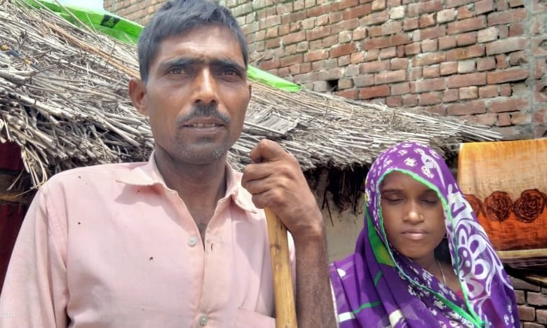 पटियाली: टूटी झोपड़ी में रहने को विवश हैं विकलांग का गरीब परिवार,की माँग पटियाली: टूटी झोपड़ी में रहने को विवश हैं विकलांग का गरीब परिवार,की माँग