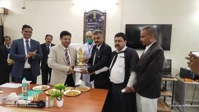 कासगंज : अधिवक्ताओं द्वारा प्रशासनिक न्यायमूर्ति को भगबान बारह की मूर्ति स्मृति चिन्ह स्वरुप भेट की