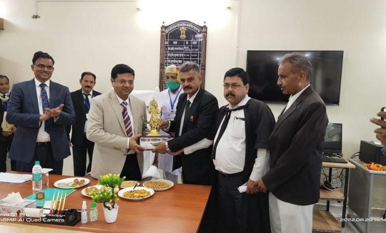 कासगंज : अधिवक्ताओं द्वारा प्रशासनिक न्यायमूर्ति को भगबान बारह की मूर्ति स्मृति चिन्ह स्वरुप भेट की कासगंज : अधिवक्ताओं द्वारा प्रशासनिक न्यायमूर्ति को भगबान बारह की मूर्ति स्मृति चिन्ह स्वरुप भेट की