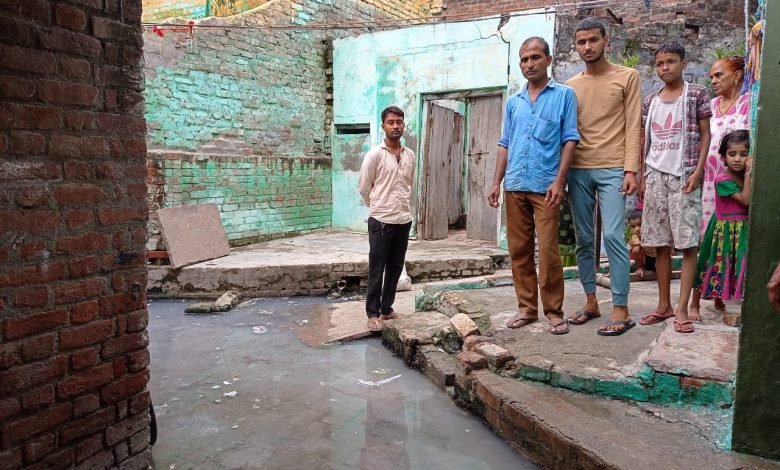 कासगंज:सोरों के मोहल्ला सराय में नाला चोक होने से जलभराव,ग्रामीणों ने नाला खुलवाने की मांग कासगंज:सोरों के मोहल्ला सराय में नाला चोक होने से जलभराव,ग्रामीणों ने नाला खुलवाने की मांग