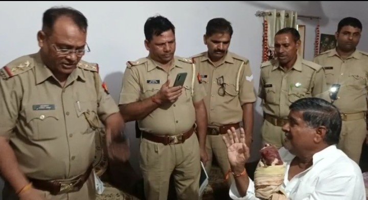 कासगंज: बाइक सवार बदमाशों ने दिनदहाड़े रिटायर्ड प्रधानाचार्य को मारी गोली, घायल कासगंज: बाइक सवार बदमाशों ने दिनदहाड़े रिटायर्ड प्रधानाचार्य को मारी गोली, घायल