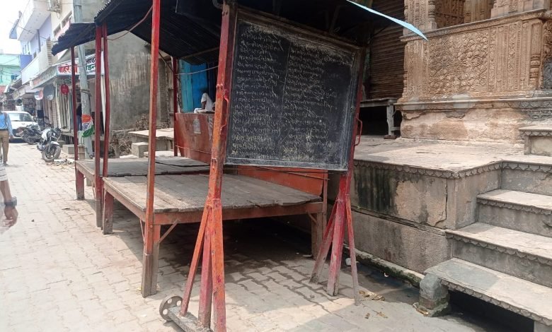 कासगंज: सोरों में संरक्षण के अभाव में यात्री सूचना पट हो रहे नष्ट,लोगों ने नगर पालिका जिला प्रशासन से की रखरखाव की मांग