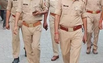 कासगंज: अमांपुर पुलिस ने पैदल फ्लैग मार्च निकाला, दिया लोगों को सुरक्षा का सदेश