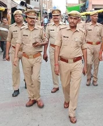 कासगंज: अमांपुर पुलिस ने पैदल फ्लैग मार्च निकाला, दिया लोगों को सुरक्षा का सदेश कासगंज: अमांपुर पुलिस ने पैदल फ्लैग मार्च निकाला, दिया लोगों को सुरक्षा का सदेश