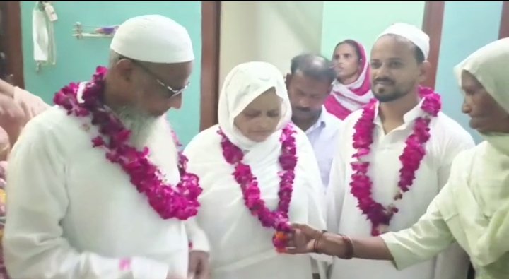 कासगंज: पटियाली में एक ही परिवार के तीन सदस्य उमराह मक्का मदीना के लिए हुए रवाना कासगंज: पटियाली में एक ही परिवार के तीन सदस्य उमराह मक्का मदीना के लिए हुए रवाना