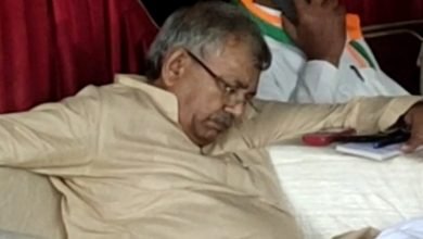 कासगंज: सोई हुई काग्रेस को जगाने आए खुद ही मंच पर सो गये नेताजी