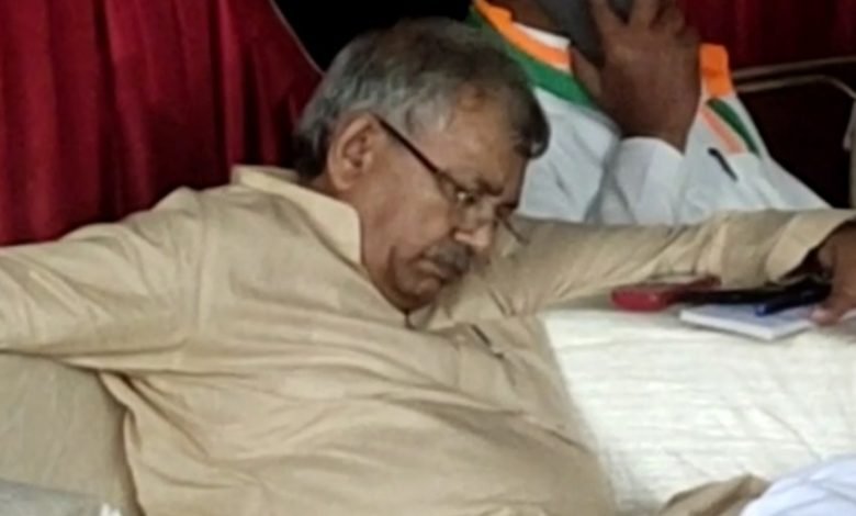 कासगंज: सोई हुई काग्रेस को जगाने आए खुद ही मंच पर सो गये नेताजी कासगंज: सोई हुई काग्रेस को जगाने आए खुद ही मंच पर सो गये नेताजी
