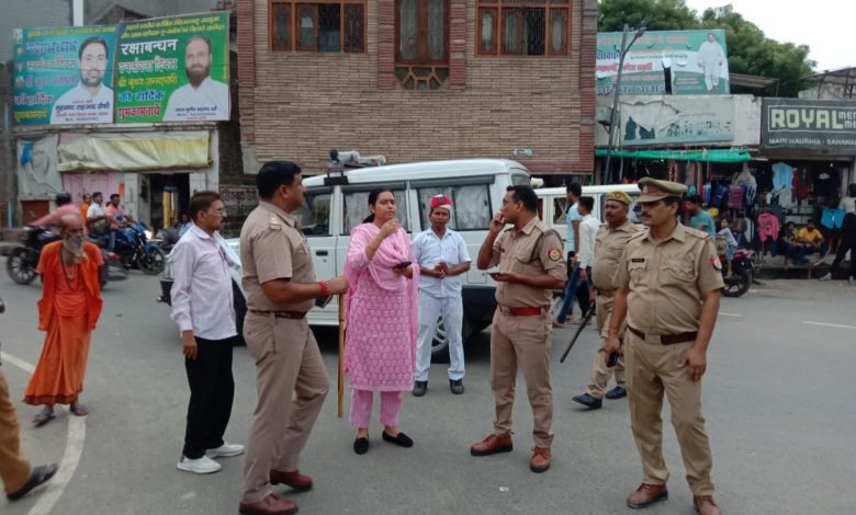 कासगंज: सहावर पुलिस और उपजिलाधिकारी ने किया पैदल फ्लैग मार्च, क्षेत्रीय लोगों को दिया सुरक्षा का संदेश कासगंज: सहावर पुलिस और उपजिलाधिकारी ने किया पैदल फ्लैग मार्च, क्षेत्रीय लोगों को दिया सुरक्षा का संदेश