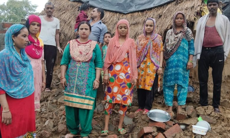 कासगंज: तेज बारिश होने से. गिरी दीवार, बाल-बाल बचें परिवार के लोग कासगंज: तेज बारिश होने से. गिरी दीवार, बाल-बाल बचें परिवार के लोग