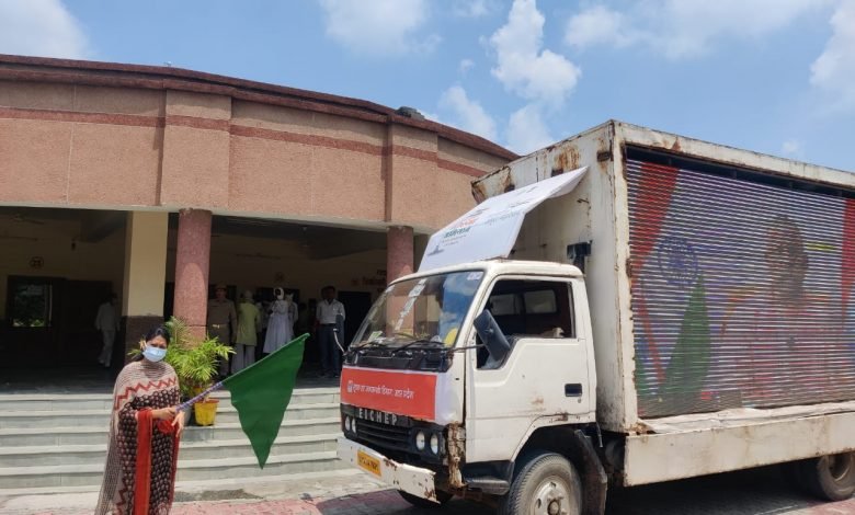 कासगंज: विकास भवन से निकाली गयी जागरूकता बाईक रैली, प्रचार वाहन का जिलाधिकारी ने हरी झंडी दिखा रवाना किया। कासगंज: विकास भवन से निकाली गयी जागरूकता बाईक रैली, प्रचार वाहन का जिलाधिकारी ने हरी झंडी दिखा रवाना किया।