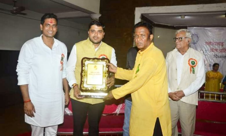 भिलाई: प्रतियोगिता में खिलाड़ियों को मेडल देकर किया सम्मानित ,किसी भी खेल के लिए प्लेटफार्म होना जरूरी है-देवेन्द्र यादव