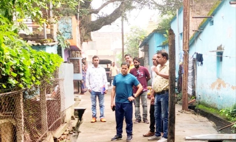 भिलाई: आयुक्त लोकेश चंद्राकर ने क्षेत्रों में दौरा कर साफ सफाई कड़े निर्देश दिए.. भिलाई: आयुक्त लोकेश चंद्राकर ने क्षेत्रों में दौरा कर साफ सफाई कड़े निर्देश दिए..