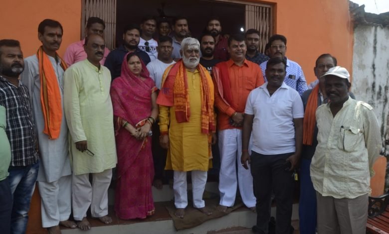 भिलाई: शिव मंदिर पूर्व केबिनेट मंत्री प्रेम प्रकाश पाण्डेय पहुंचे,जहां दया सिहं संग किया रूद्राभिषेक