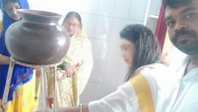 भिलाई: सावन के अंतिम सोमवार को समाज सेविका रश्मि साव ने किया रुद्राभिषेक