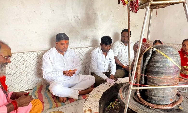 भिलाई: खुर्सीपार पहुंचें अतुल पर्वत ने किया भगवान शिव का रूद्राभिषेक,खुशहाली की कामना की